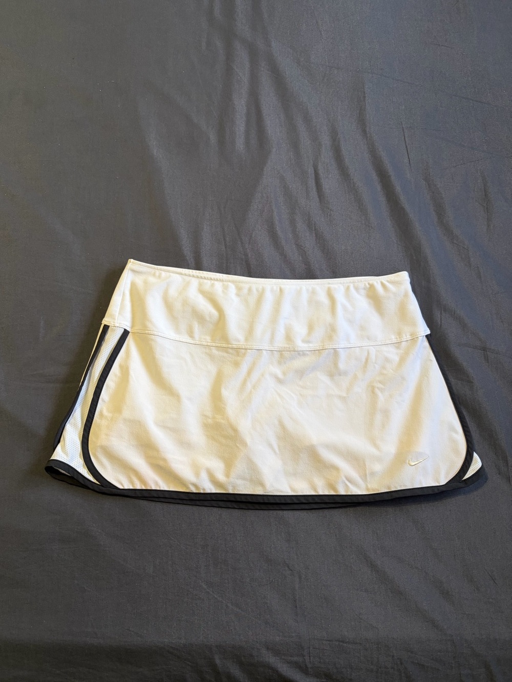 Vintage 2000s Nike cream tennis skirt with black trim. Size M.